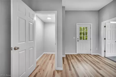 Entry Way - 1319 Walnut Rd SE, Massillon, OH 44646 photo 2 of 12