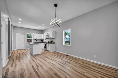 Entry Way - 1319 Walnut Rd SE, Massillon, OH 44646 photo 5 of 12