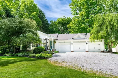 3522 Lovers Ln, Ravenna, OH 44266