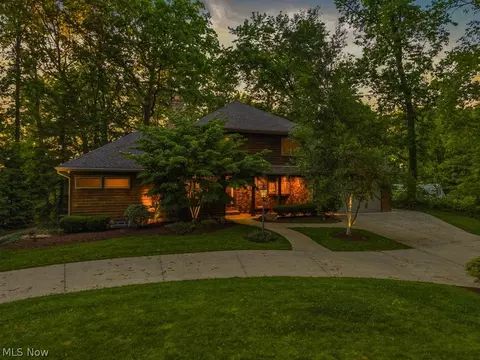 881 Gaylord Grove Rd, Cuyahoga Falls, OH 44221