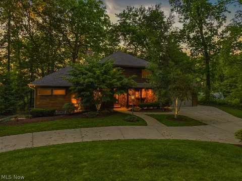 881 Gaylord Grove Rd, Cuyahoga Falls, OH 44221