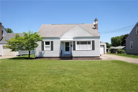 187 Helena Dr, Struthers, OH 44471