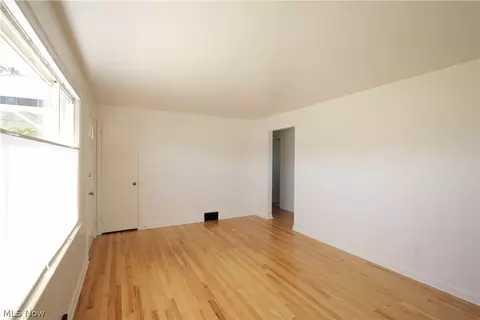 Living - 187 Helena Dr, Struthers, OH 44471 photo 1 of 3