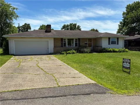 1629 Woodland Dr, Coshocton, OH 43812