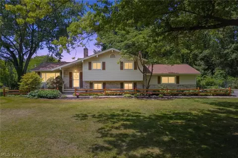 17796 Kingswood Dr, Chagrin Falls, OH 44023