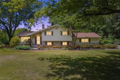 17796 Kingswood Dr, Chagrin Falls, OH 44023