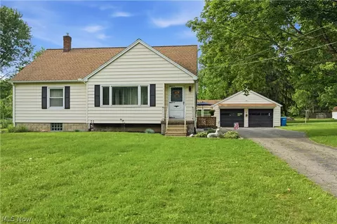 8225 Kenyon Dr SE, Warren, OH 44484