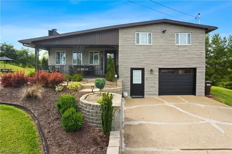2506 Valley View Dr, Belpre, OH 45714