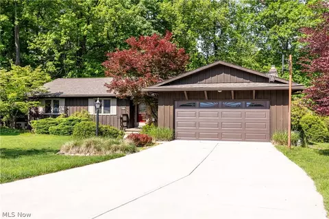 8636 Scarlet Oak Ln, Parma, OH 44130