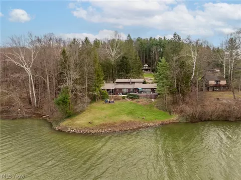 9707 Lakewood Dr NE, Mineral City, OH 44656