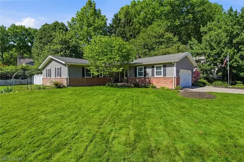 1484 Woodlake Blvd, Stow, OH 44224