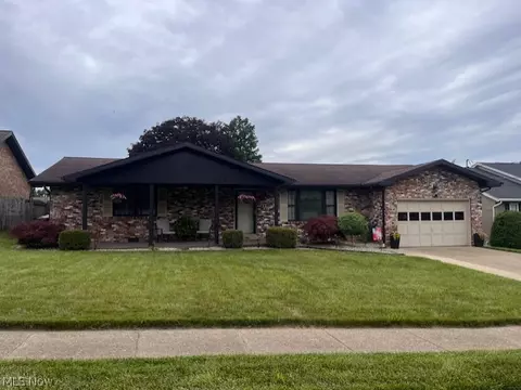 805 Ashberry Dr, Belpre, OH 45714