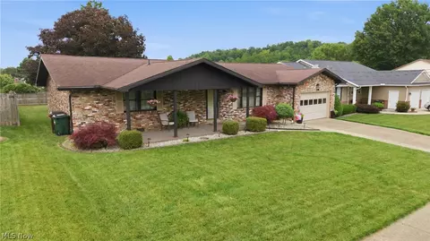805 Ashberry Dr, Belpre, OH 45714