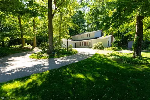 7360 Ledgewood Dr, Kirtland, OH 44094