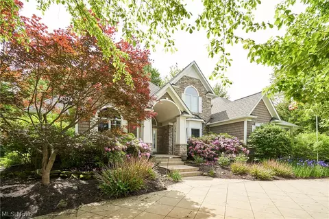 379 Greensfield Ln, Copley, OH 44321
