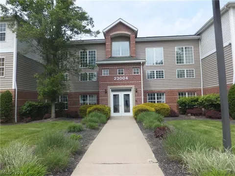 23004 Chandlers Ln, Olmsted Falls, OH 44138