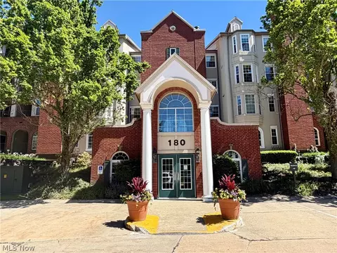 180 Fox Hollow Dr #101, Mayfield Heights, OH 44124