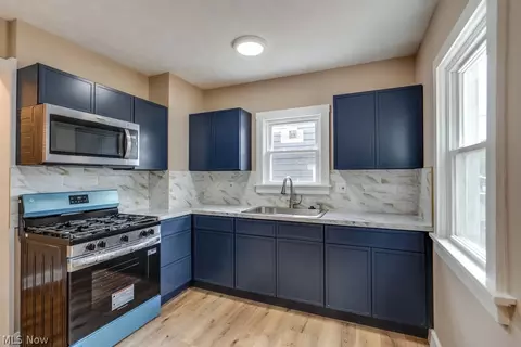 Kitchen - 925 E 224th St, Euclid, OH 44123 photo 2 of 2