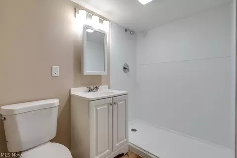 Bath - 925 E 224th St, Euclid, OH 44123 photo 4 of 4