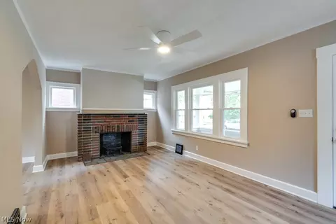 925 E 224th St, Euclid, OH 44123 photo 4
