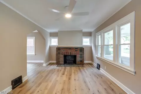925 E 224th St, Euclid, OH 44123 photo 5