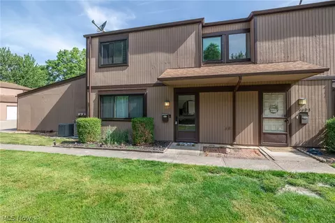 26653 Lake Of The Falls Blvd, Olmsted Falls, OH 44138