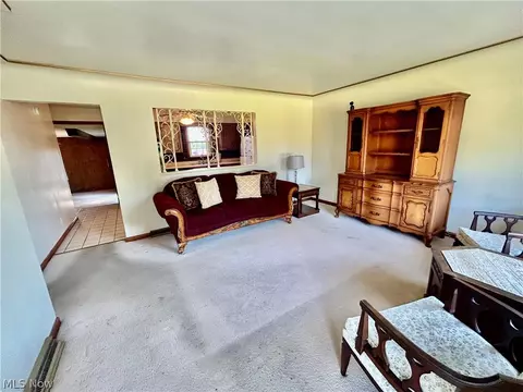 Living - 501 Edison St, Struthers, OH 44471 photo 1 of 3