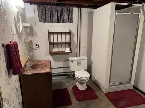 Bath - 501 Edison St, Struthers, OH 44471 photo 2 of 2