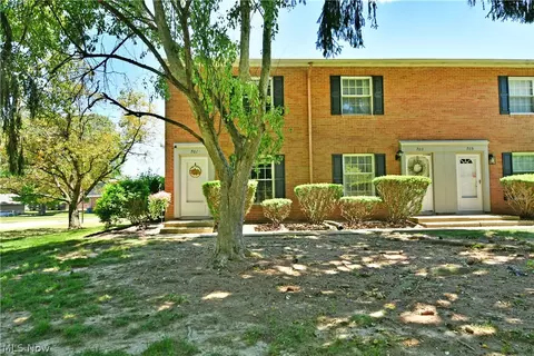 701 Lakeview Dr, Cortland, OH 44410