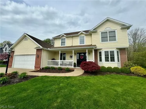 10520 Carrousel Woods Dr, New Middletown, OH 44442