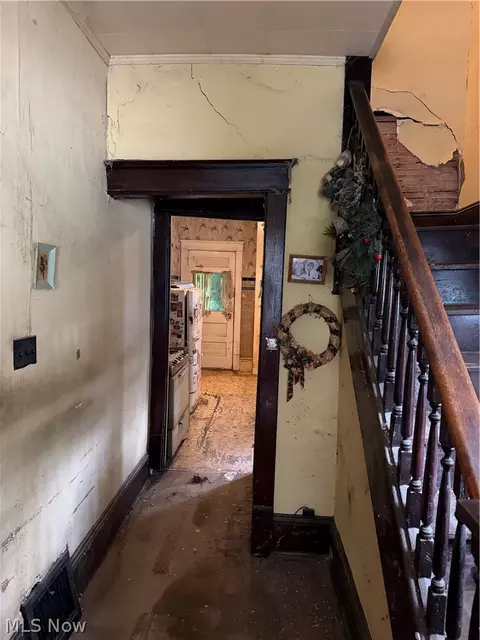 Entry Way - 29 E 9th St, Ashland, OH 44805 photo 1 of 3