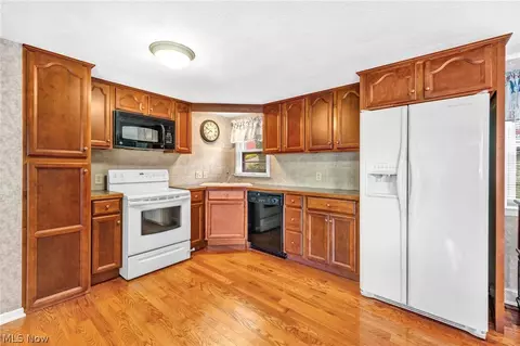 Kitchen - 426 E Mohawk Dr, Malvern, OH 44644 photo 1 of 3