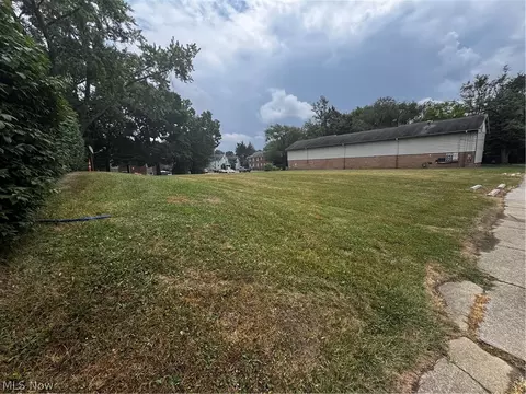 444 Sumner St, Akron, OH 44304 photo 3