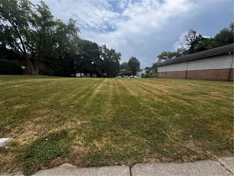 444 Sumner St, Akron, OH 44304 photo 2