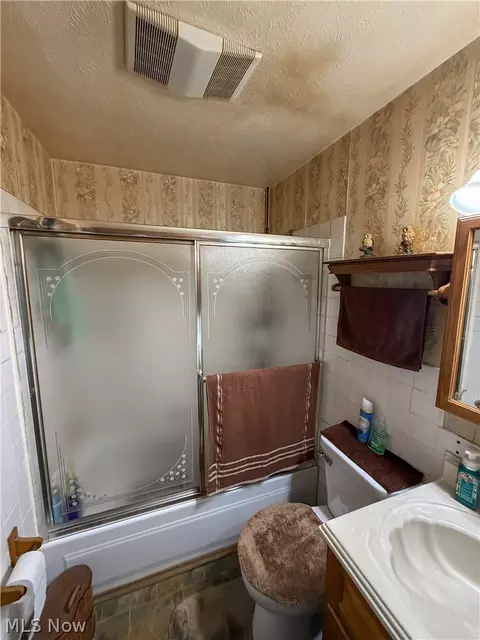 Bath - 519 Case Ave, Elyria, OH 44035 photo 1 of 1