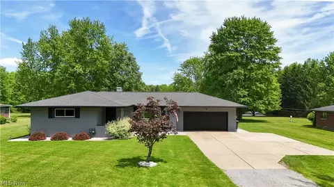 6132 Oak Hill Dr, West Farmington, OH 44491