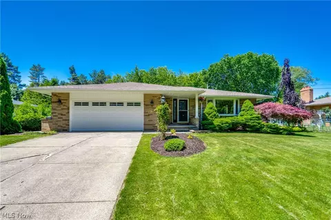 9942 Vista Dr, North Royalton, OH 44133