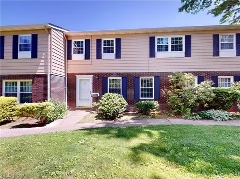 8240 Deepwood Blvd #7-2, Mentor, OH 44060