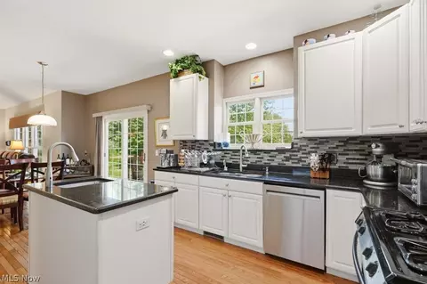 Kitchen - 593 Brookstone Ct, Copley, OH 44321 photo 2 of 4