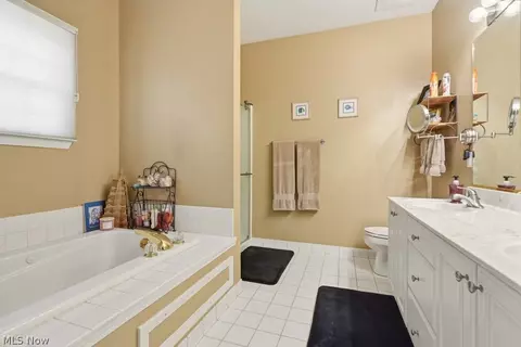 Bath - 593 Brookstone Ct, Copley, OH 44321 photo 2 of 5