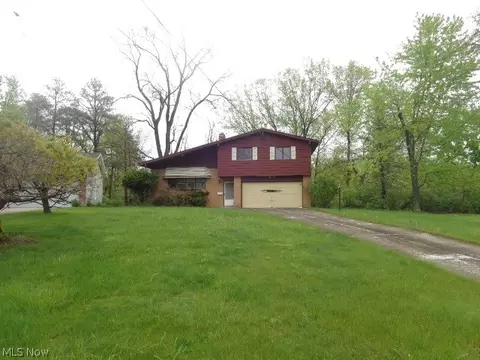 8085 Worthington Park Dr, Strongsville, OH 44149