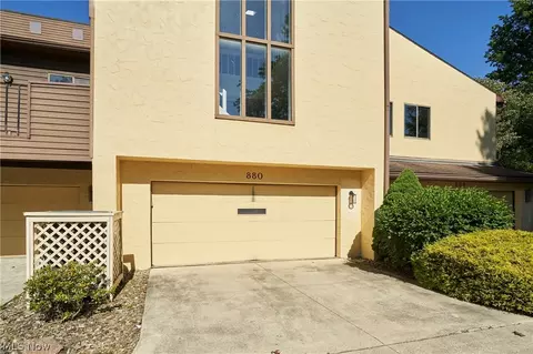 880 Hampton Ridge Dr, Akron, OH 44313
