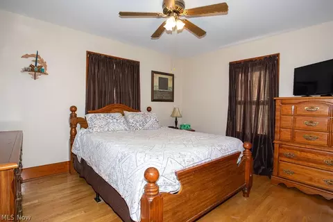 Bedroom - 213 Como St, Struthers, OH 44471 photo 2 of 3