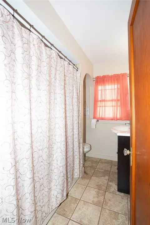 Bath - 213 Como St, Struthers, OH 44471 photo 1 of 3