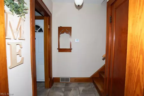 Entry Way - 213 Como St, Struthers, OH 44471 photo 2 of 2