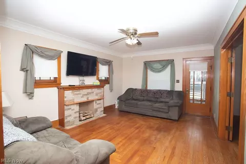 Living - 213 Como St, Struthers, OH 44471 photo 1 of 1