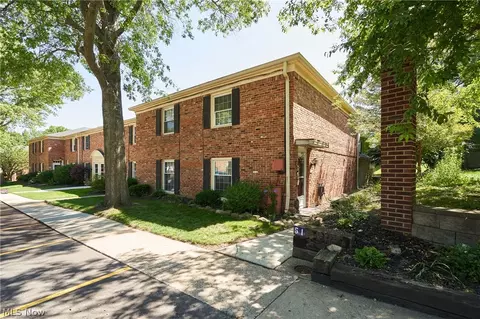 51 Nottoway Ct, Akron, OH 44313