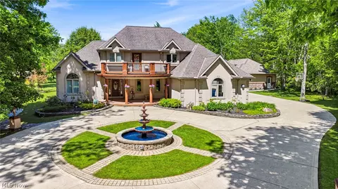 10600 Locust Grove Dr, Chardon, OH 44024