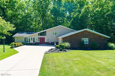 9124 Meadow Ln, Brecksville, OH 44141