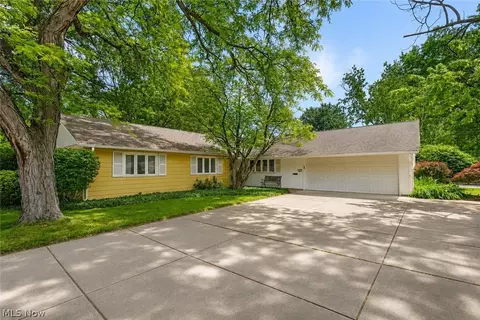 82 Barberry Dr, Berea, OH 44017
